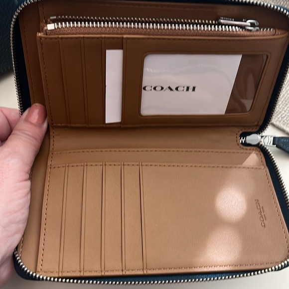 COACH Val Duffle w/matching wallet - Picture 8 of 9